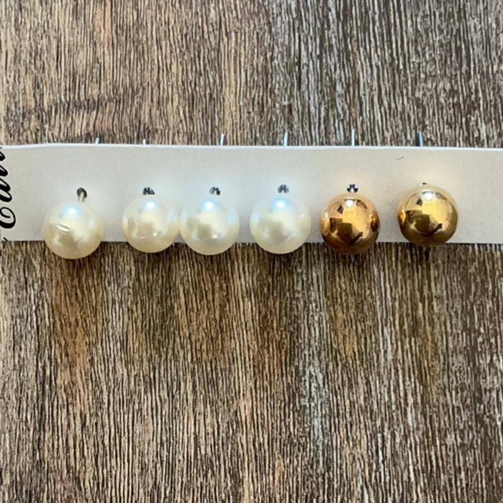 Elegant Gold and Pearl Earring Set